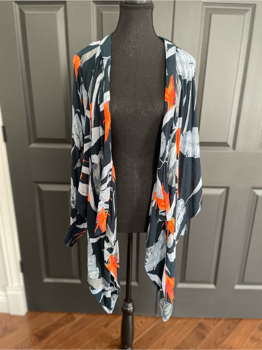Patrons of Peace / EUC Women's Floral Asymmetrical Kimono Top Sz S